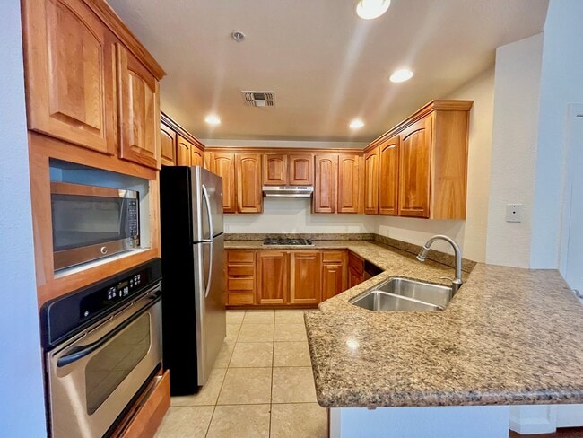 Building Photo - **$500 OFF MOVE IN BY 07/15/2026**Spacious 2 Bedroom High-Rise Condo with Resort-Style Amenities ...