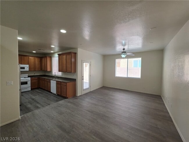 Building Photo - 7510 Perla Del Mar Ave