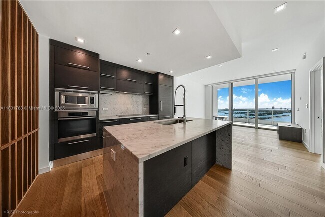 Building Photo - 900 Biscayne Blvd