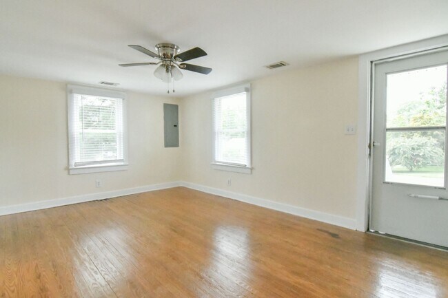 Building Photo - 1 BR Belmont Area Cottage Private Corner lot