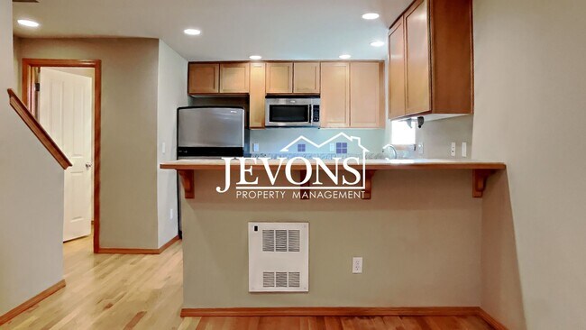 Building Photo - Coming soon! Charming two-story condo with two master suites - Pet Friendly!