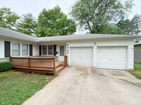 Building Photo - COMING SOON: Cozy 2-Bed Duplex with Garage...