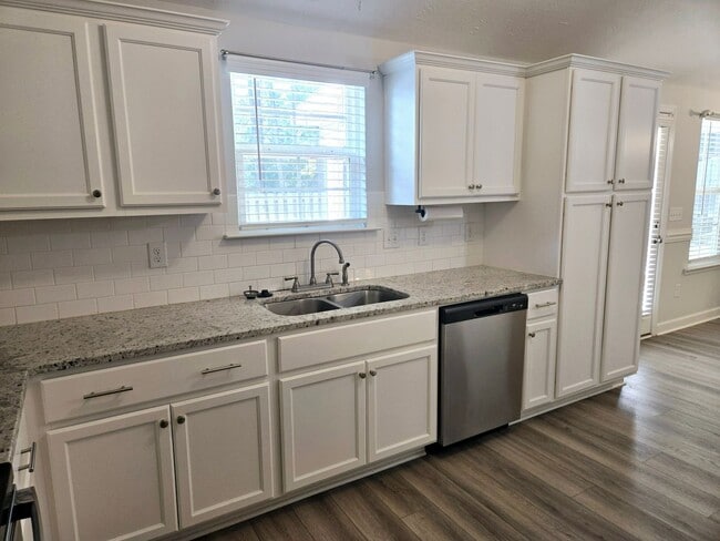 Building Photo - 725 Goodale Dr