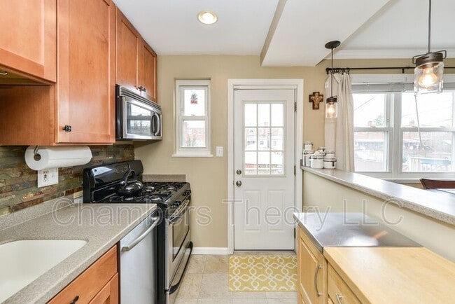 Building Photo - 629 S Henry St