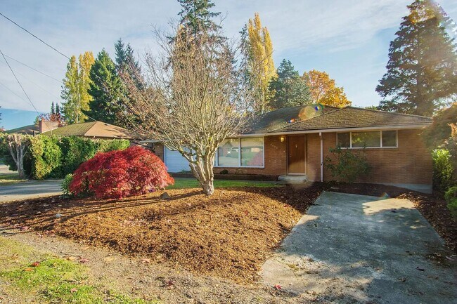 Building Photo - Beautiful and bright 3 bed / 2 bath rambler for rent!