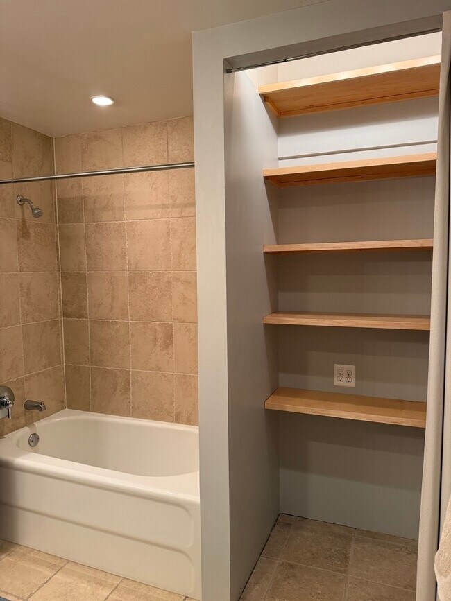 Building Photo - 320 E 21st St