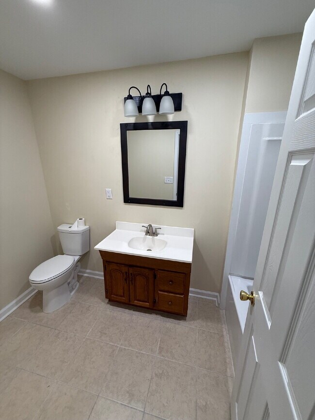 Building Photo - Nice 5 bedroom , 3 bath home located in Mobile.  $75 per applicant
