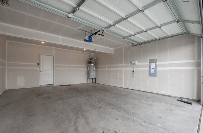 Building Photo - Beautiful 4 Bedroom 2.5 Bath River Run Home
