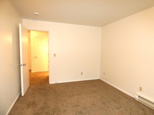 Building Photo - Rent Special: 1/2 Off May's Rent!! - Downstairs 2 Bedroom Unit