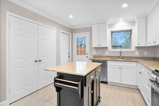 Building Photo - 2316 Poinciana Dr