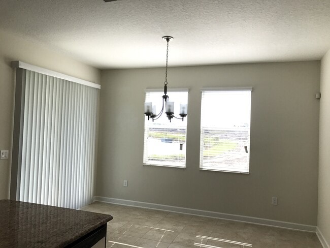 Building Photo - Large 4/3 Lake Front Executive Home with 3...