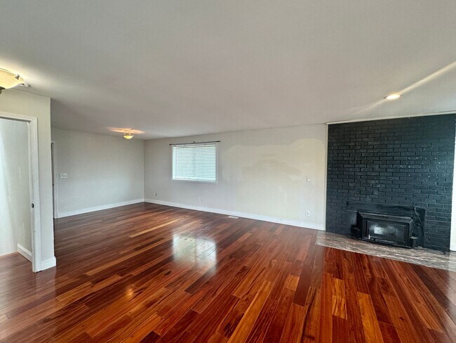 Building Photo - Must See Home!!