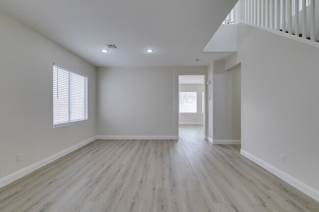 Building Photo - Charming 4 Bedroom, 3 Bathroom Home Near S...