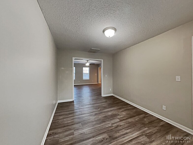 Building Photo - 5203 Grass Ridge Dr