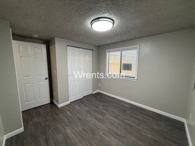 Building Photo - 6319-6321 N Stevens St