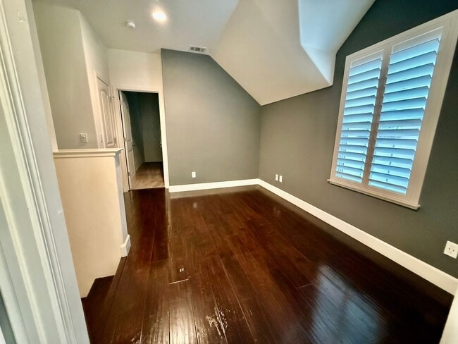 Building Photo - 3 bed plus den patio home