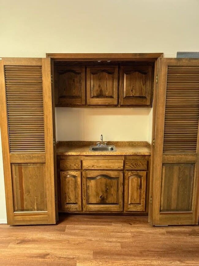 Building Photo - *************REDUCED and READY ******* Townhouse all one level, three bedrooms, two full bathroom...