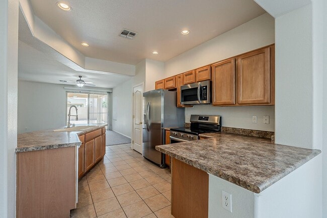 Building Photo - 3 Bed 2 Bath - New Kitchen Appliances\Carp...