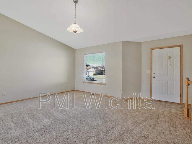 Building Photo - 812 S Red Oaks Cir