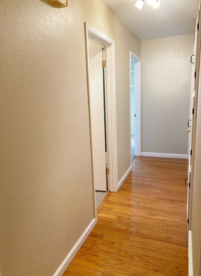 Building Photo - Adorable and Freshly painted Edgecliff Village 3 Bed 2 Bath!!