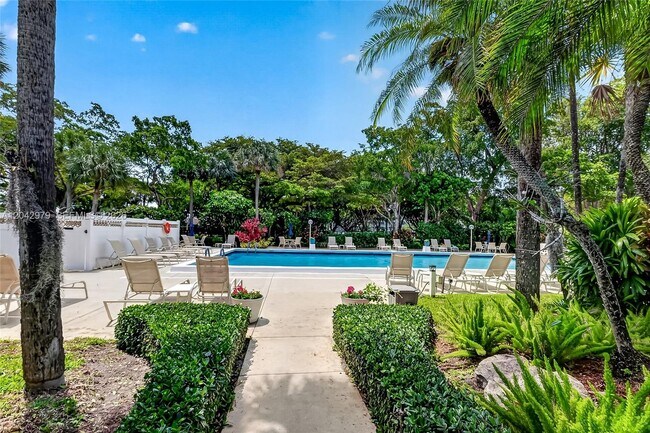 Building Photo - 4015 W Palm Aire Dr