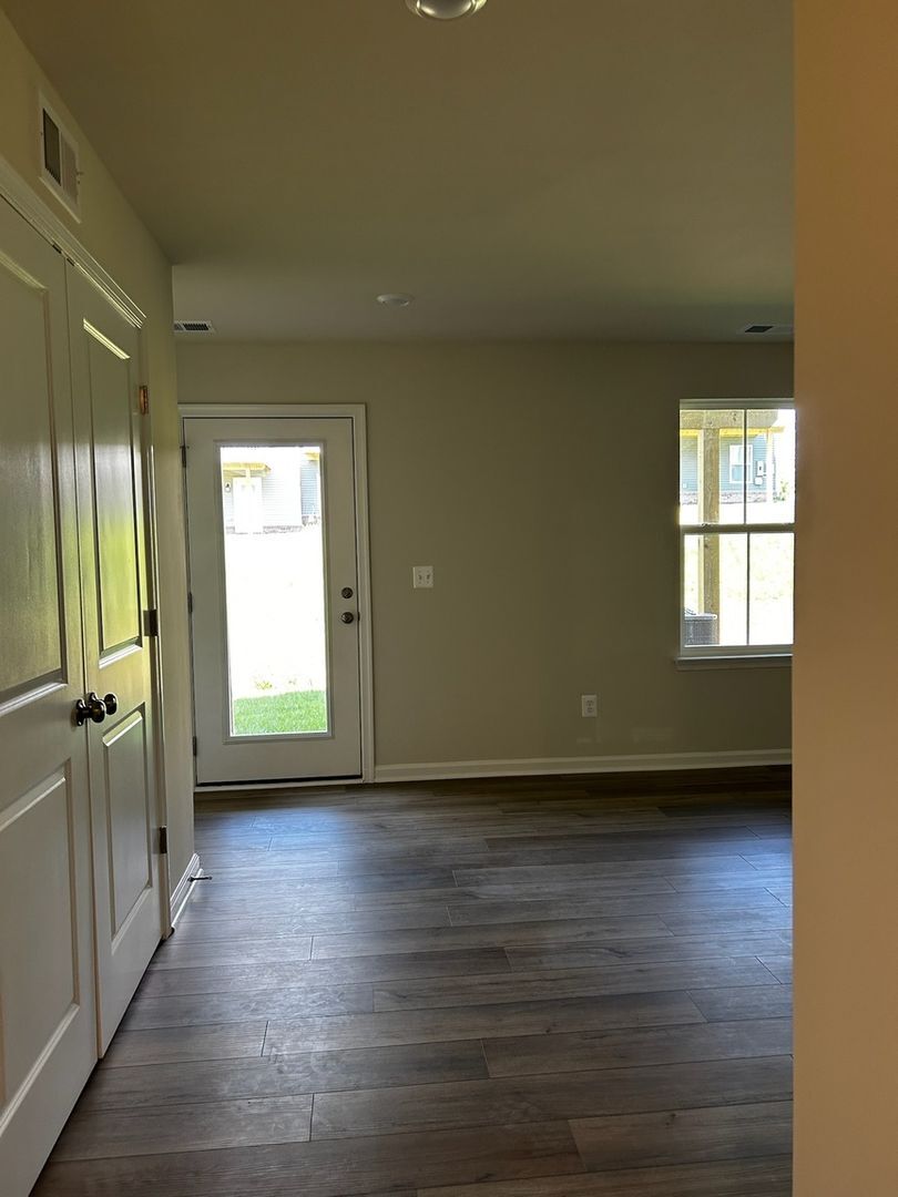 Building Photo - 8772 Whitman Dr
