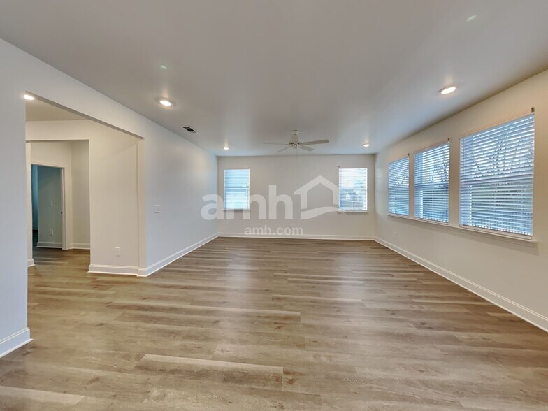 Building Photo - 209 Chase Ln