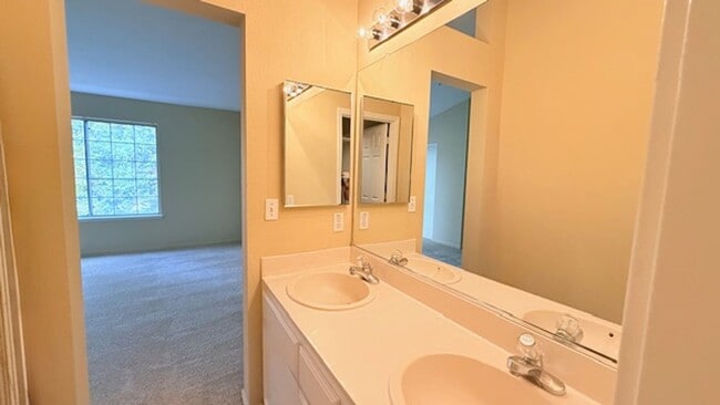 Building Photo - Beautiful 3BD/2.5BA, Multi-Level Townhome in the Shadowhawk Community in Danville- Available NOW!