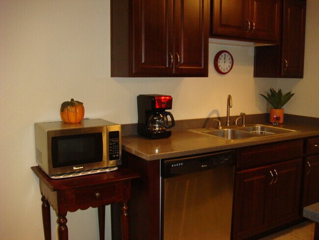 Building Photo - 3357 N Country Club Rd