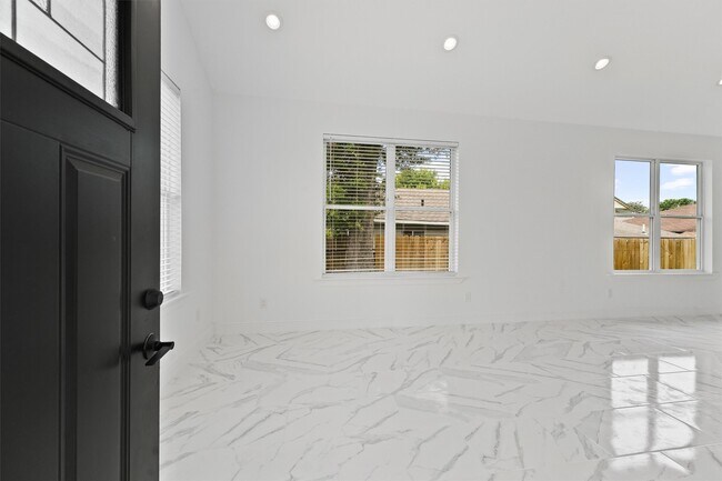 Building Photo - 225 Royder St