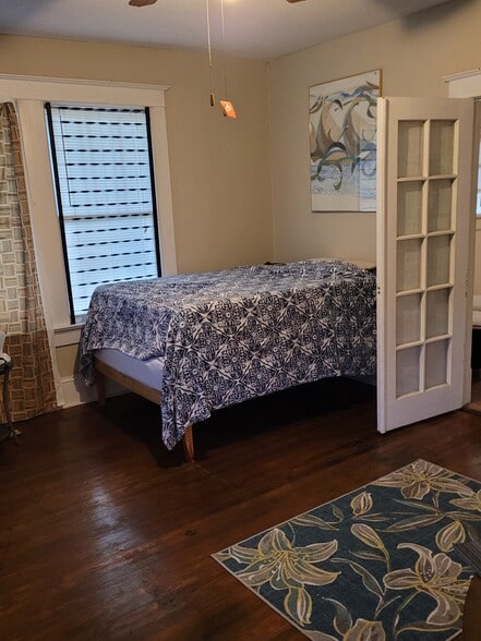 Bedroom with bed - 2763 Vineville Ave
