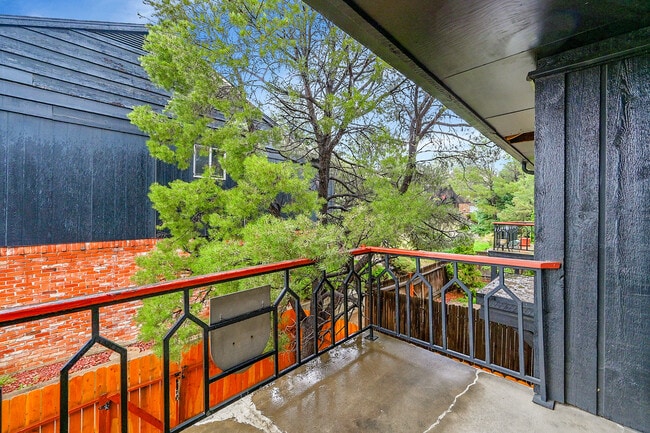 Building Photo - 2902 Airport Rd