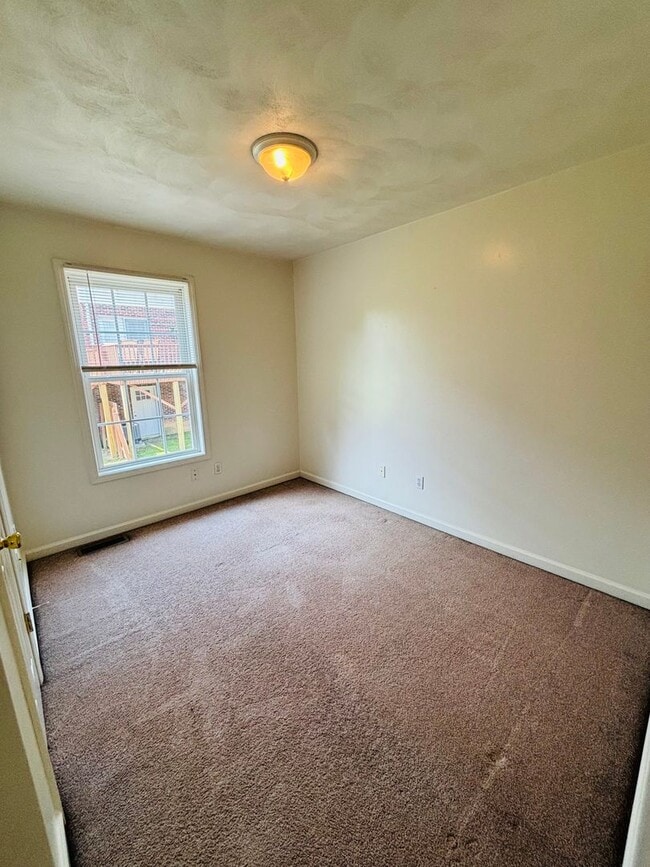 Building Photo - 3 Bedroom, 1.5 Bath Townhouse