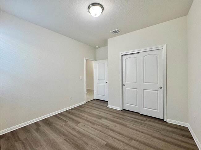 Building Photo - 320 La Escalera Dr