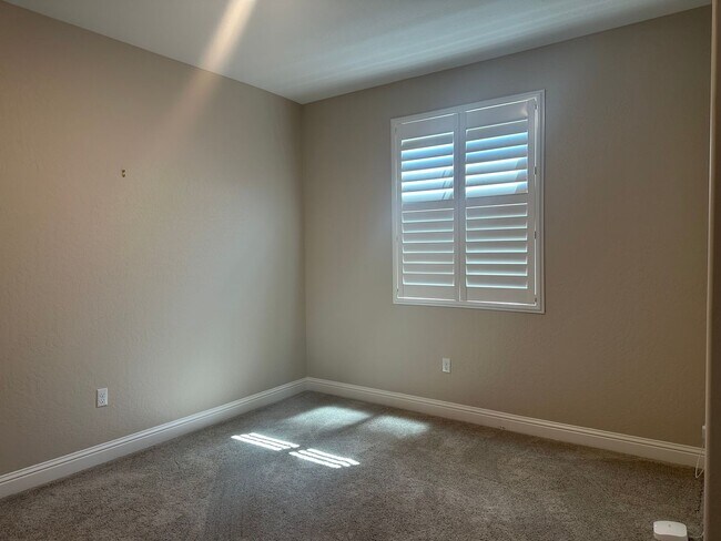 Building Photo - Modern home in a modern community featurin...