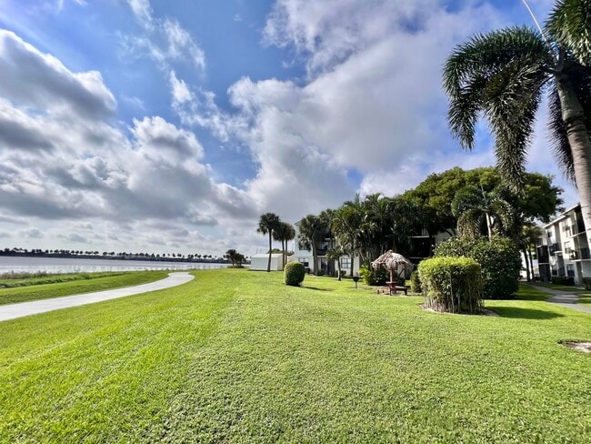 Building Photo - 752 Executive Center Dr