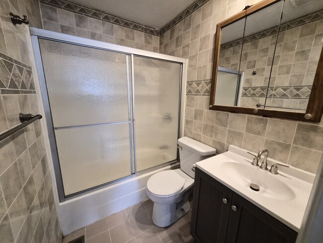 Building Photo - 484 Carol Dr