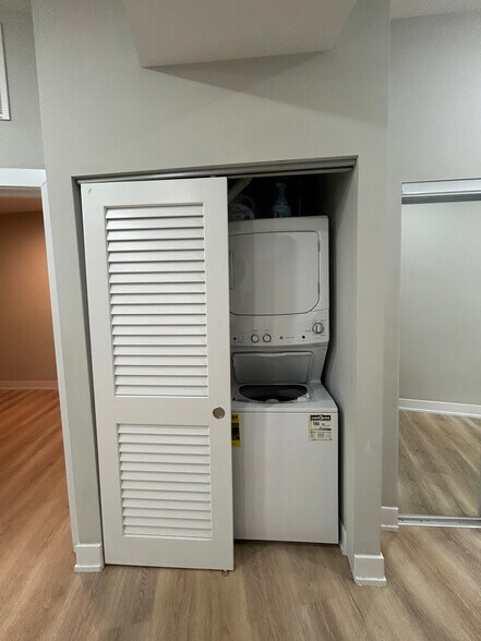 Building Photo - 423 W Belden Ave