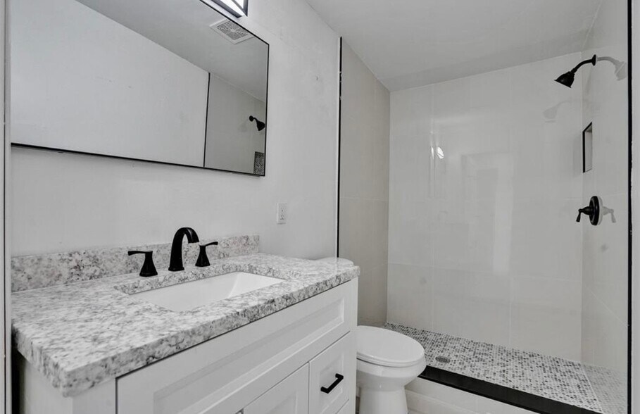 Bathroom - 1632 Lauderdale Manor Dr