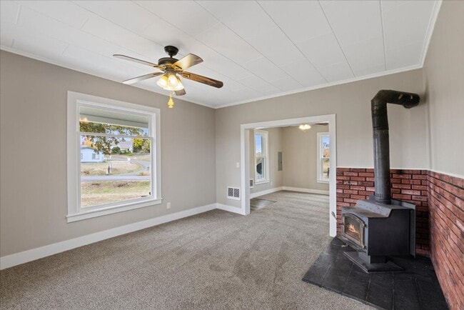 Building Photo - Charming Farmhouse in Fairfield