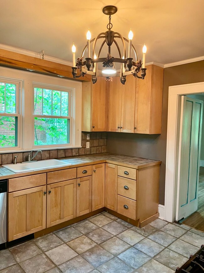 Building Photo - Beautiful Historic Kenilworth 3 bed, 1.5 b...