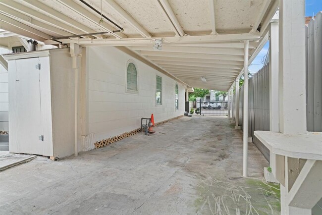 Building Photo - 212 N Hutcheson St