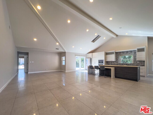 Building Photo - 15424 Camarillo St