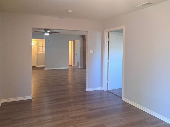 Building Photo - 4 Bedroom / 2 Bath / 2 Car Garage