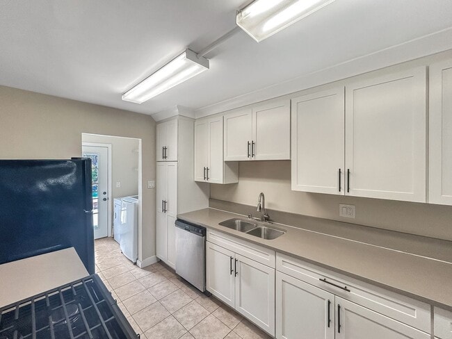 Building Photo - Beautiful 3B/2BA w/ Updated Kitchen and Pool in Clairemont!