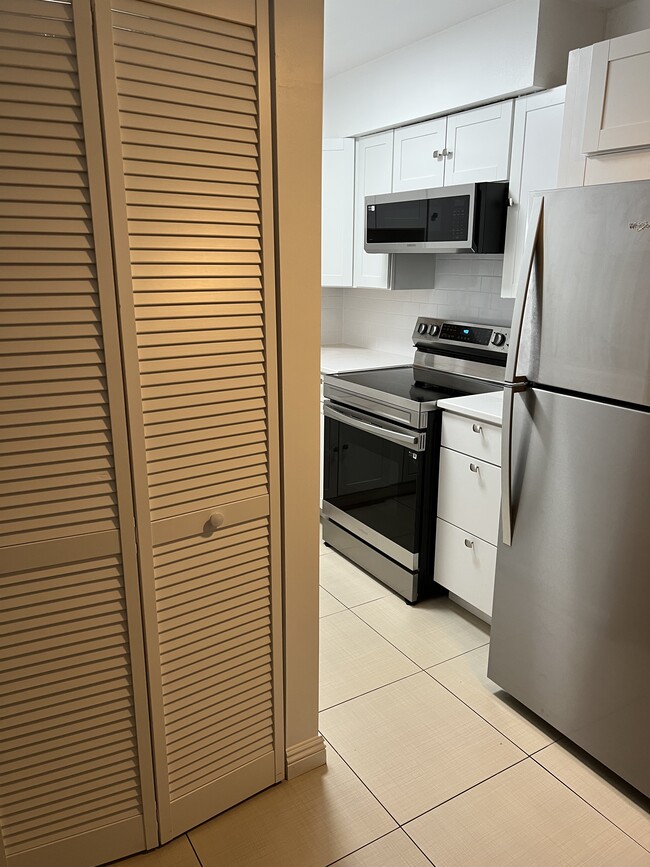 Building Photo - 625 S Royal Crest Cir