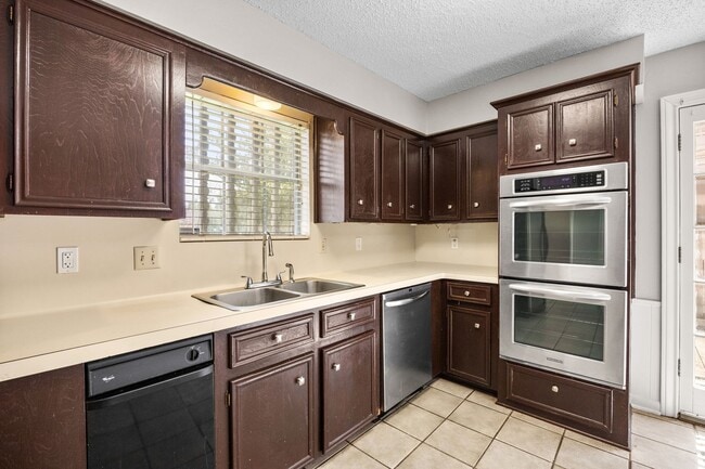Building Photo - 2211 Turtle Creek Dr