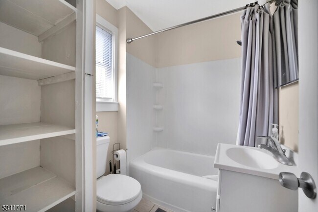 Building Photo - 27 Brighton Rd