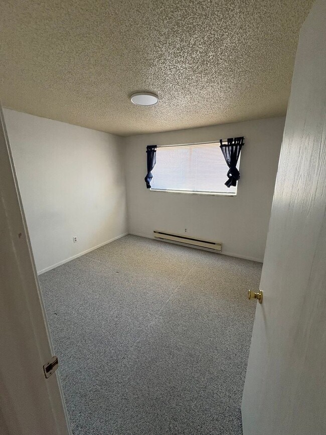 Building Photo - 4 bedroom 2 bath home prime location