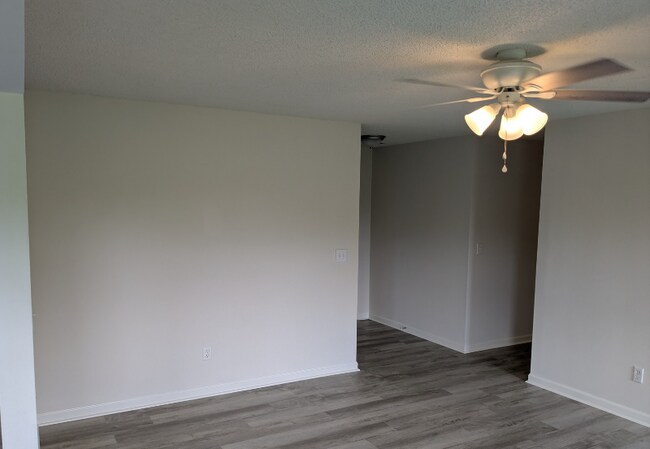 Building Photo - 102 Populus Dr